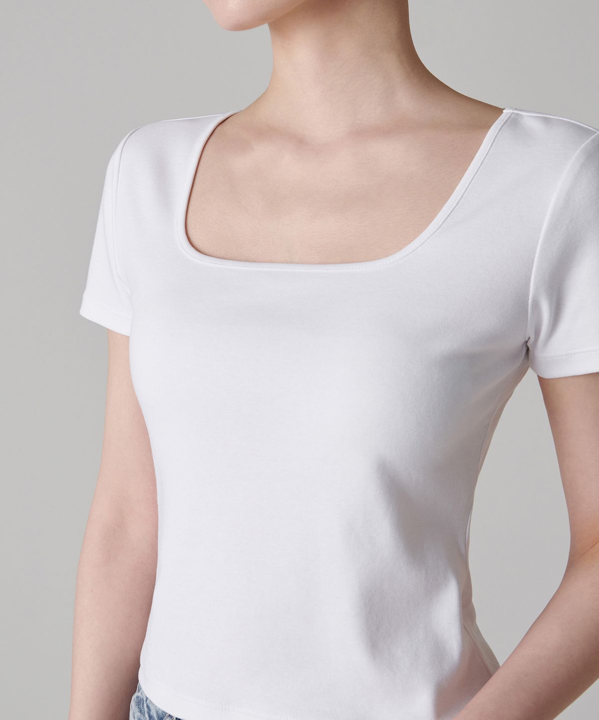 무신사 스탠다드 우먼(MUSINSA STANDARD WOMAN) 우먼즈 슬림 스퀘어 넥 티셔츠 [화이트]