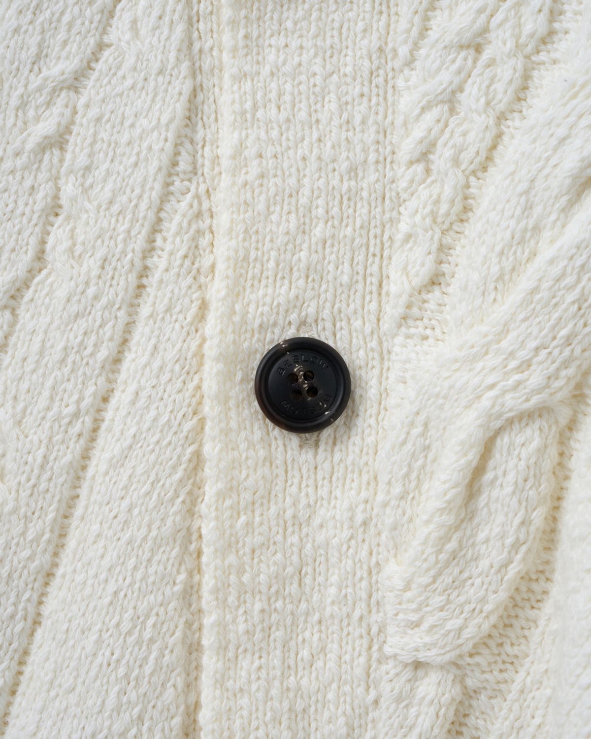 비슬로우(BESLOW) DIAGONAL CABLE CARDIGAN CREAM
