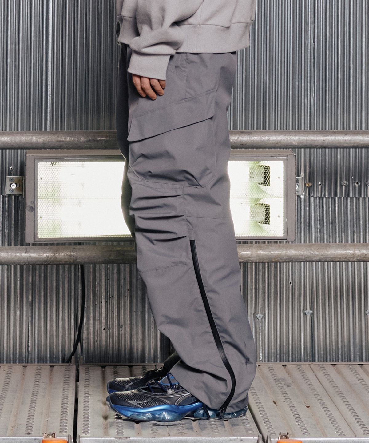 그레일즈(GRAILZ) PINTUCK NYLON PANTS [GREY]