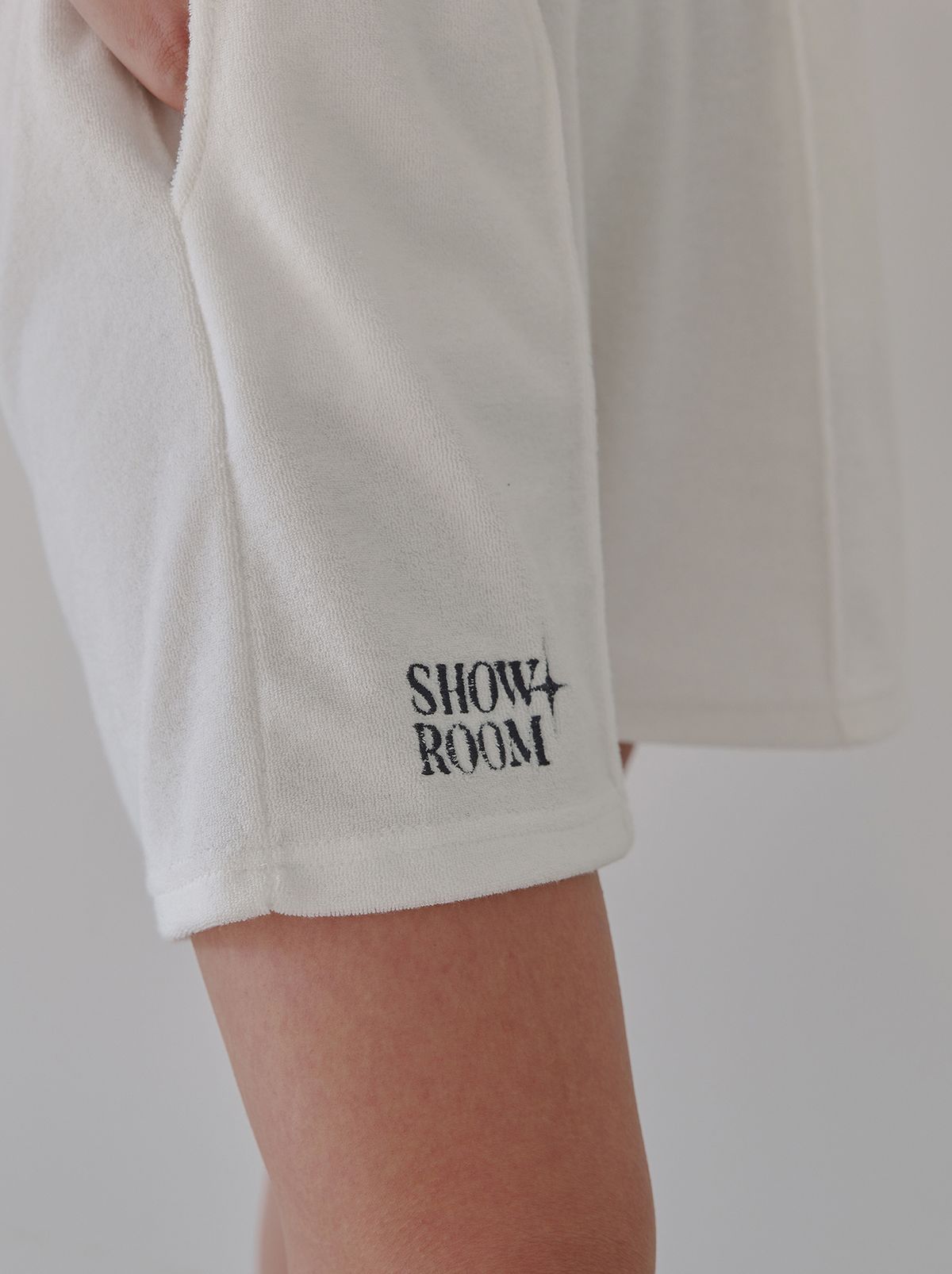 320쇼룸(320SHOWROOM) Logo Embroidery Pintuck Terry Banding Short pants Off White