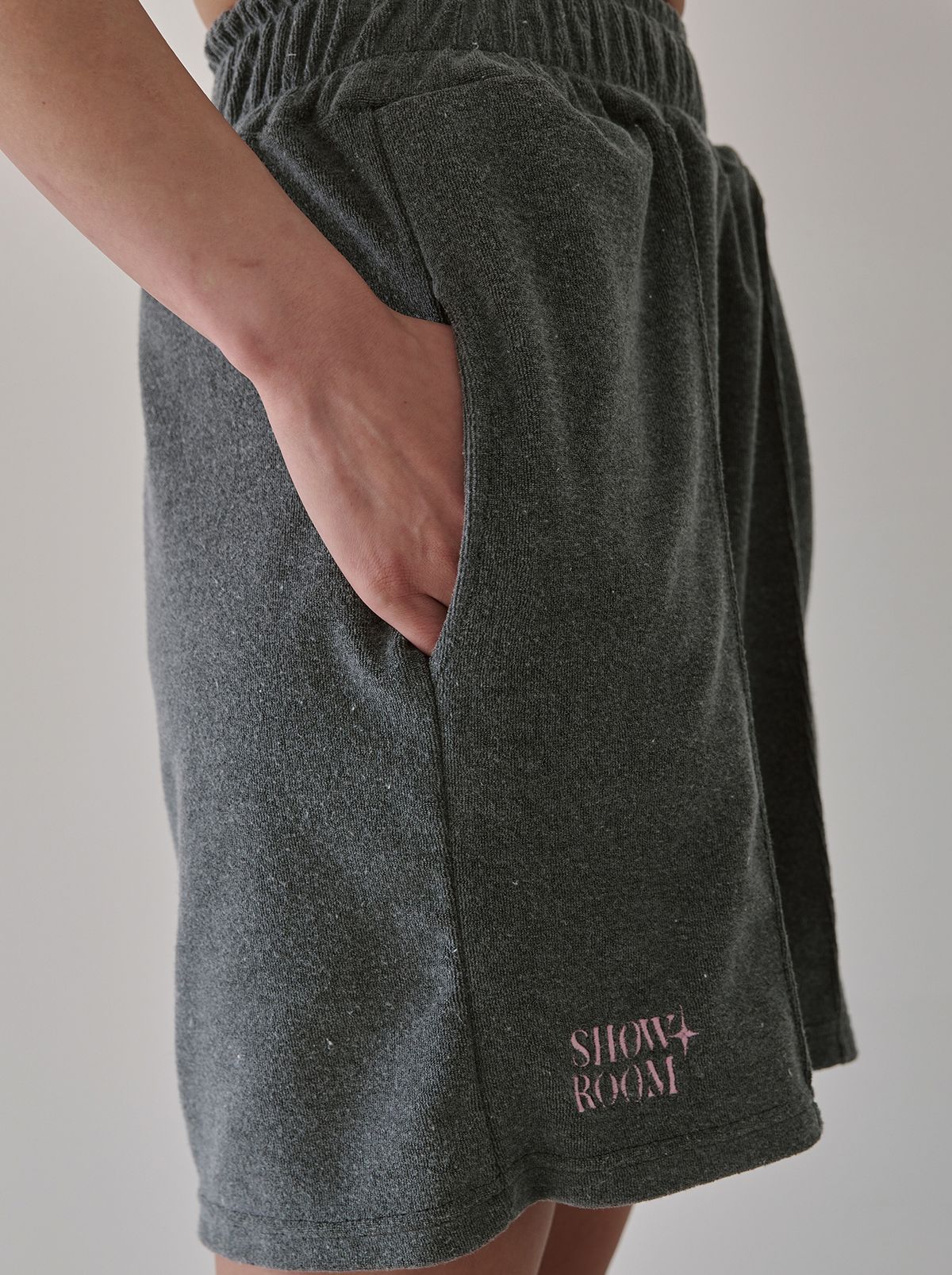 320쇼룸(320SHOWROOM) Logo Embroidery Pintuck Terry Banding Short pants Charcoal