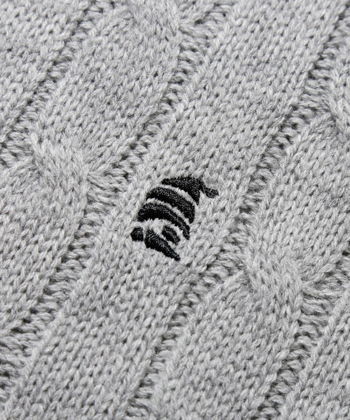 트릴리온(TRILLION) 워셔블 보트자수 케이블 크루넥 니트 (NEUTRAL GRAY)