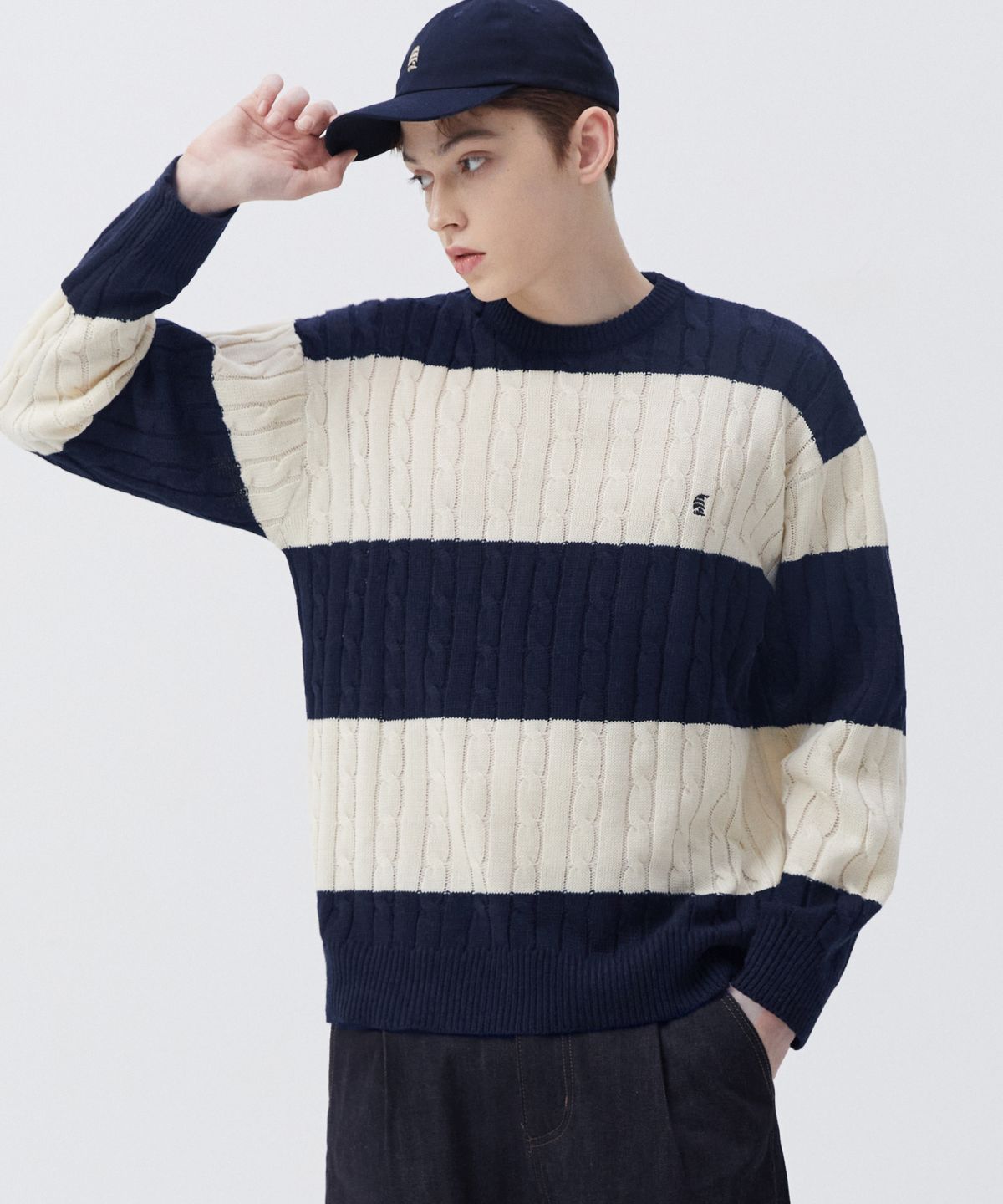 트릴리온(TRILLION) 워셔블 보트자수 케이블 크루넥 니트 (NAVY STRIPE)