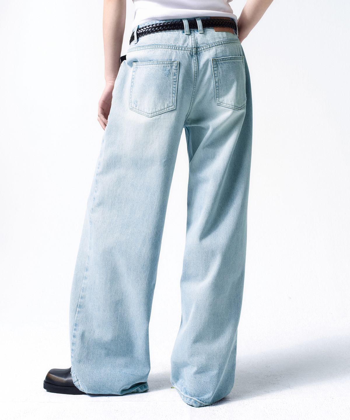 인사일런스 우먼(INSILENCE WOMEN) [CALIK] 로우 웨이스트 와이드 진 LIGHT BLUE