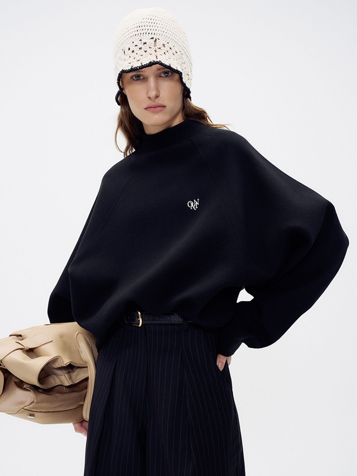 위메농(OUI MAIS NON) Mockneck raglan sweatshirt