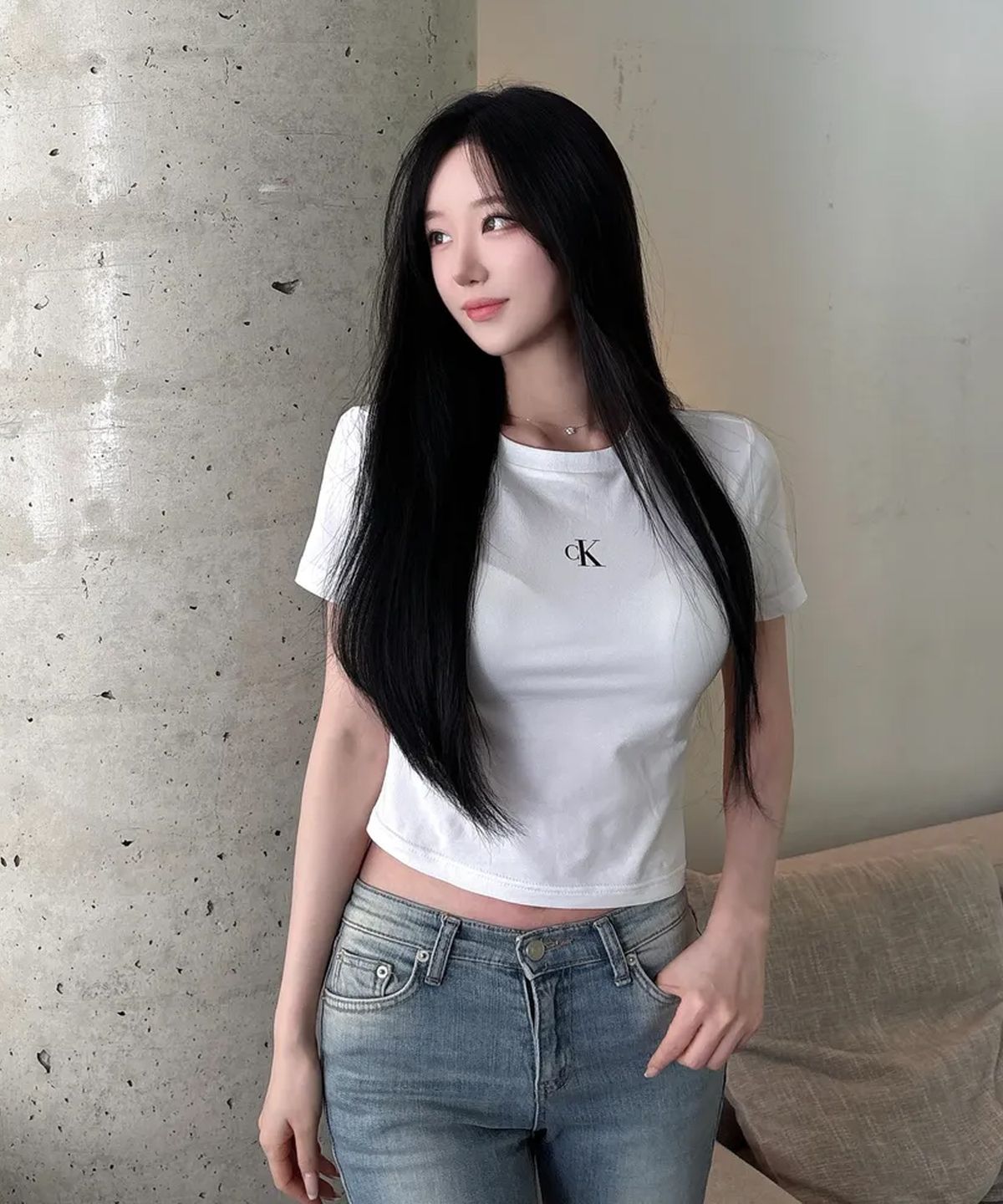 캘빈클라인 진(CALVIN KLEIN JEANS) 여성 슬림핏 베이비 크롭 반팔 티셔츠 47AB213 YAF