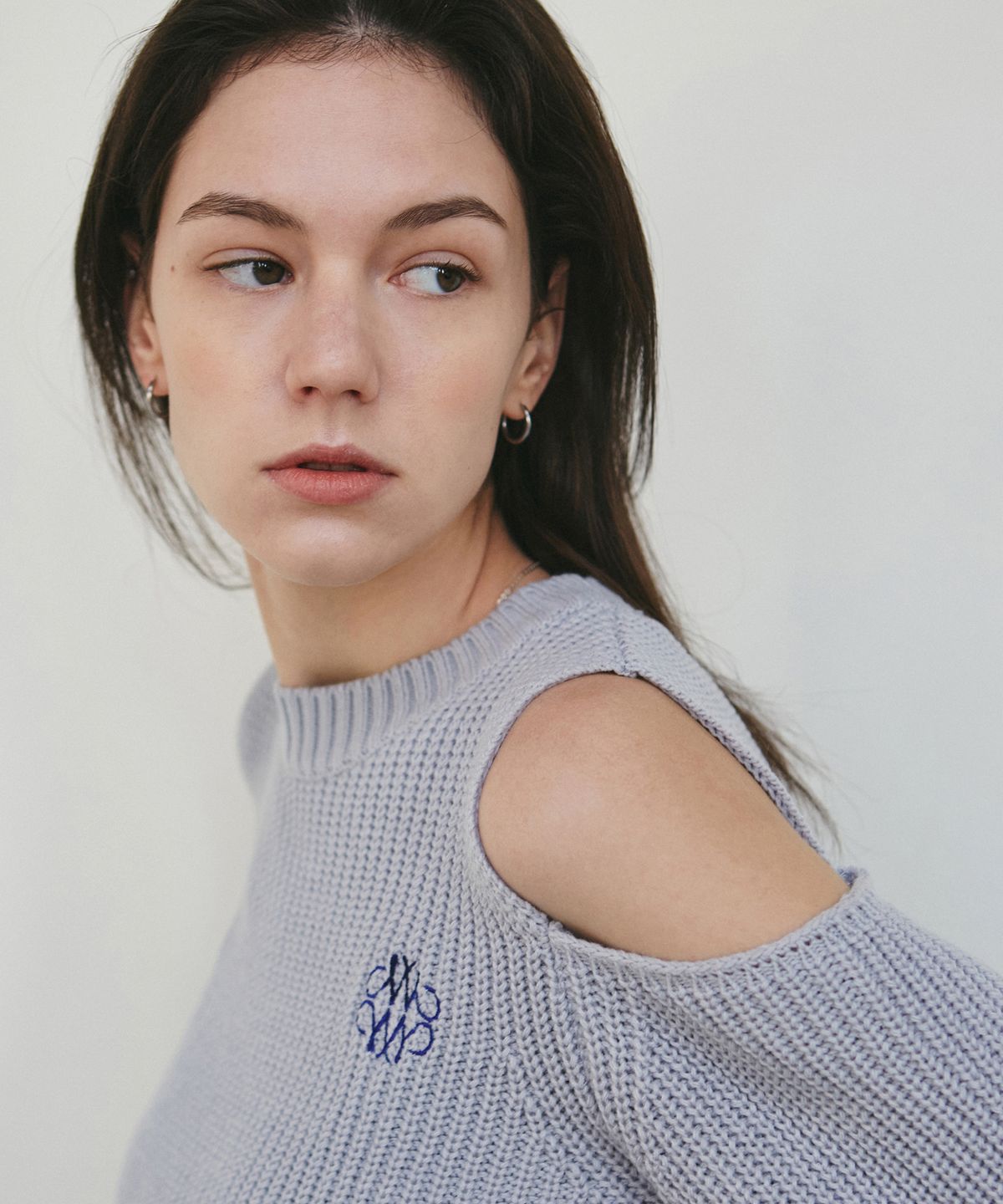 닉앤니콜(NICK&NICOLE) SIGNATURE CUT OUT CREW NECK KNIT_SKY BLUE