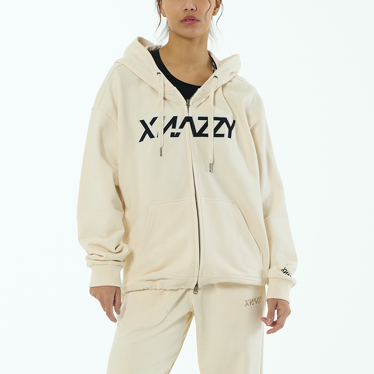 엑스네지(XNAZZY) 투웨이 스포티 후드집업 XN23SPMHD01 CREAM