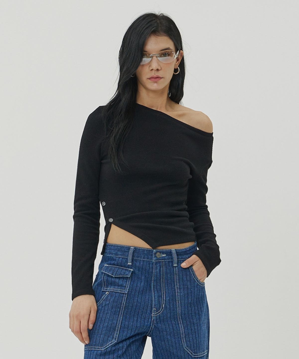 메종미네드(MAISON MINED) (W) DIAGONAL BUTTON LONG SLEEVE - BLACK