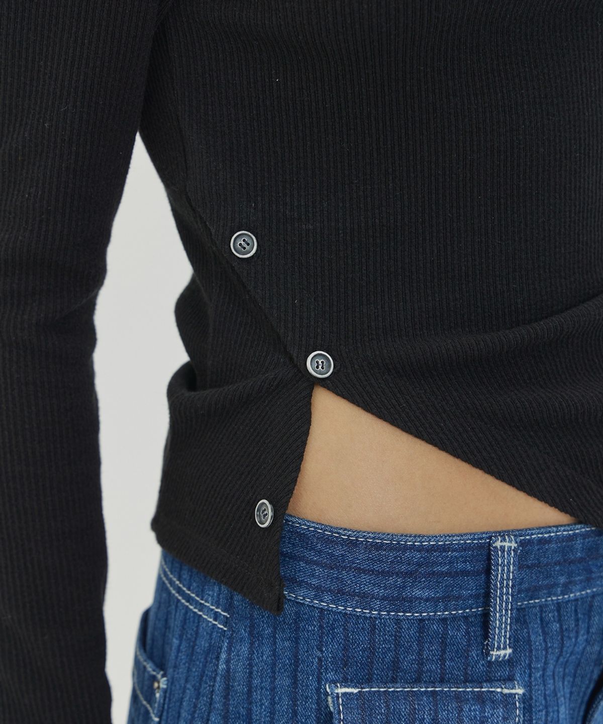 메종미네드(MAISON MINED) (W) DIAGONAL BUTTON LONG SLEEVE - BLACK