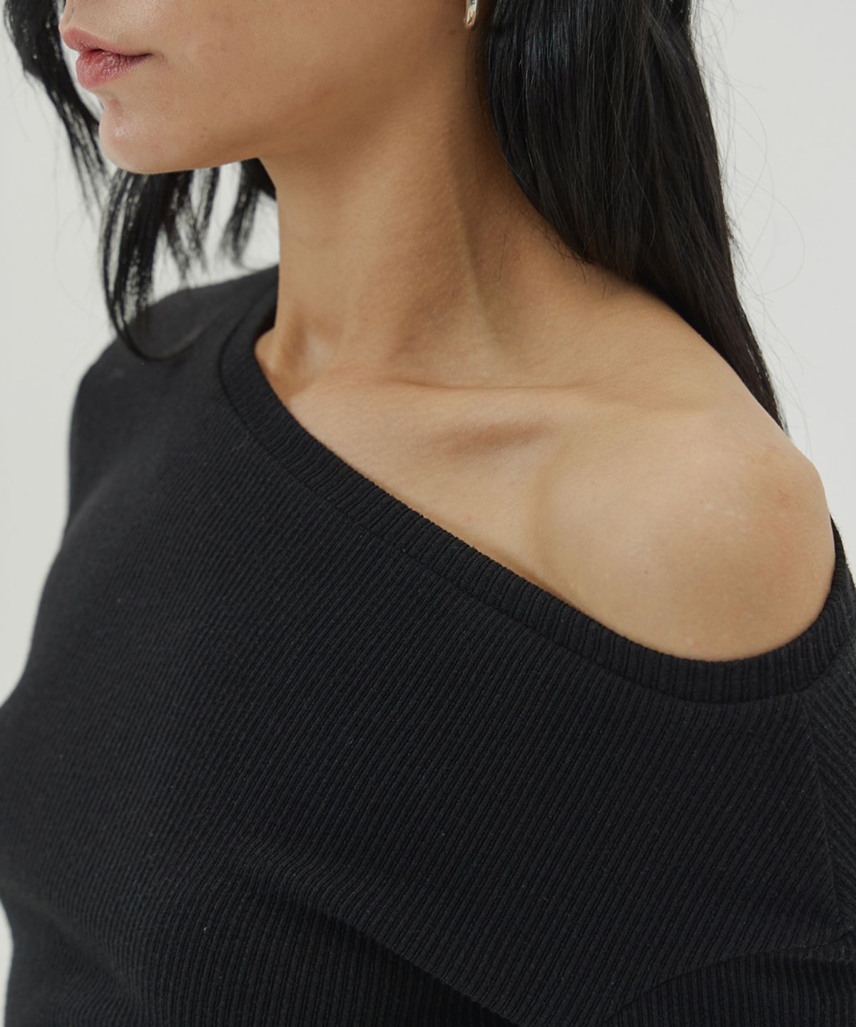 메종미네드(MAISON MINED) (W) DIAGONAL BUTTON LONG SLEEVE - BLACK
