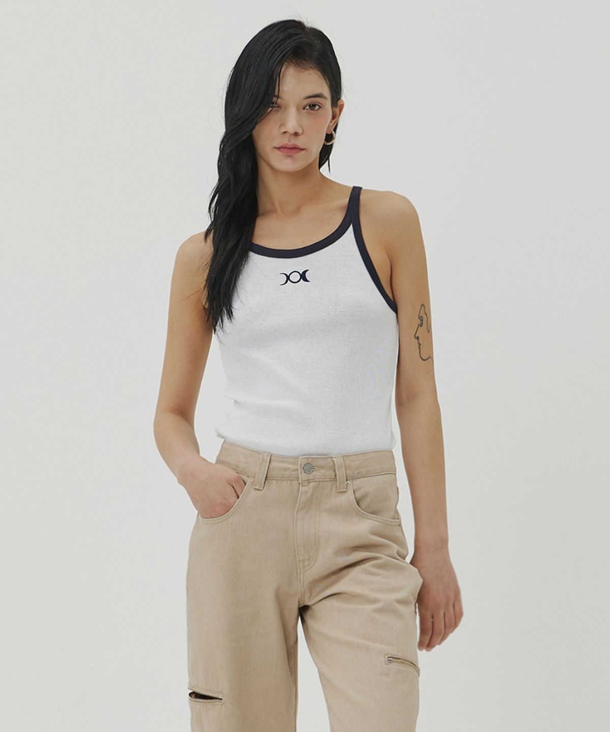 메종미네드(MAISON MINED) (W) LOGO GOLGI SLEEVELESS TOP - WHITE