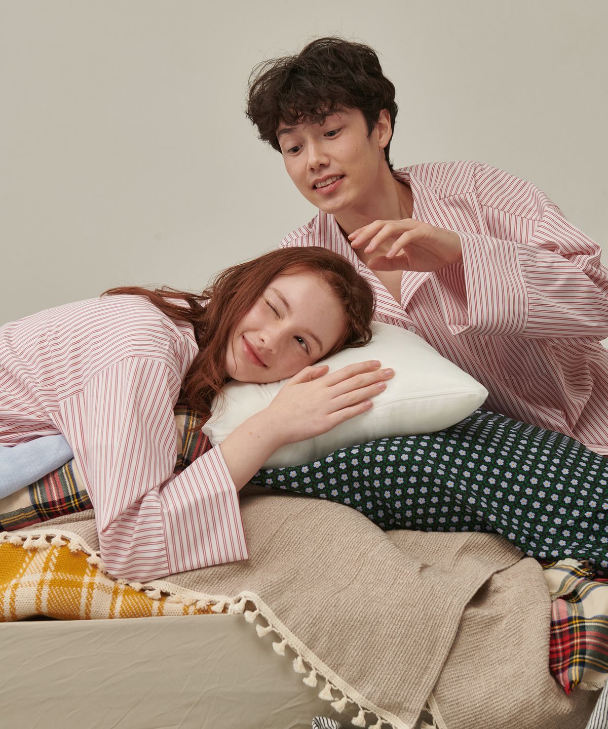 오끼뜨(OGGITT) (uni)도미토리 펜슬 스트라이프 파자마 레드