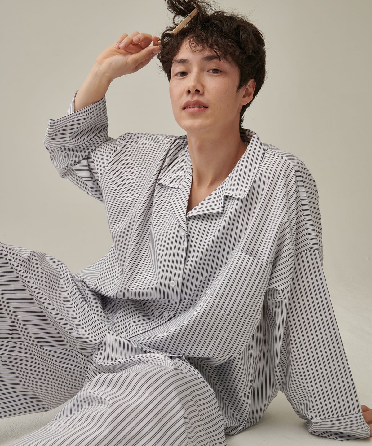 오끼뜨(OGGITT) (uni)도미토리 펜슬 스트라이프 파자마 블랙