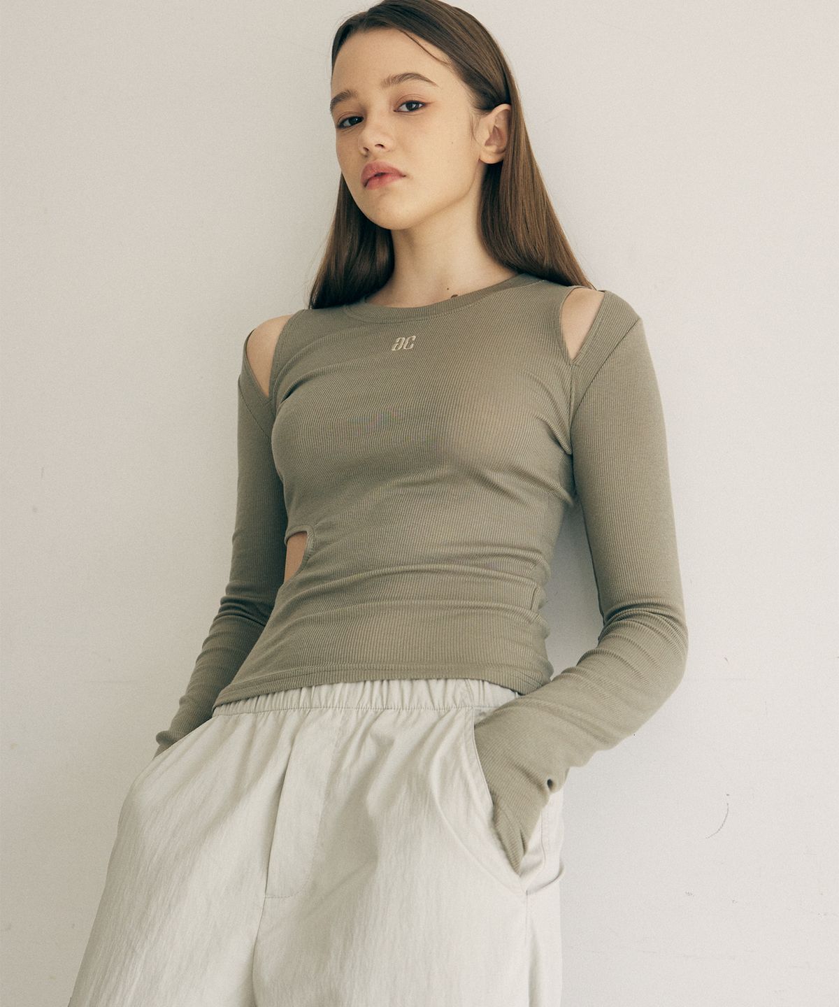 아트스피크하우스(ART SPEAK HOUSE) SIDE CUT OUT LONG SLEEVE_KHAKI