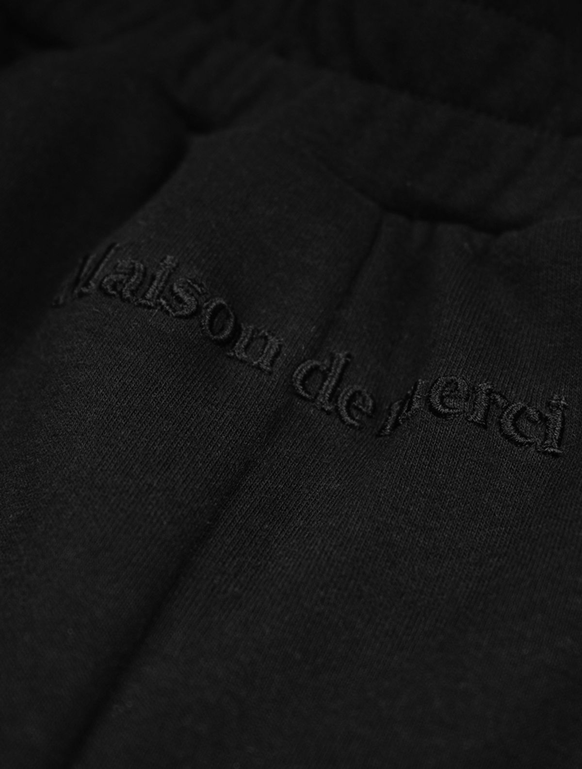 라 메종 스튜디오(LA MAISON STUDIO) UNISEX 메종 스웨트 와이드 팬츠 블랙(FCD1PT301M)