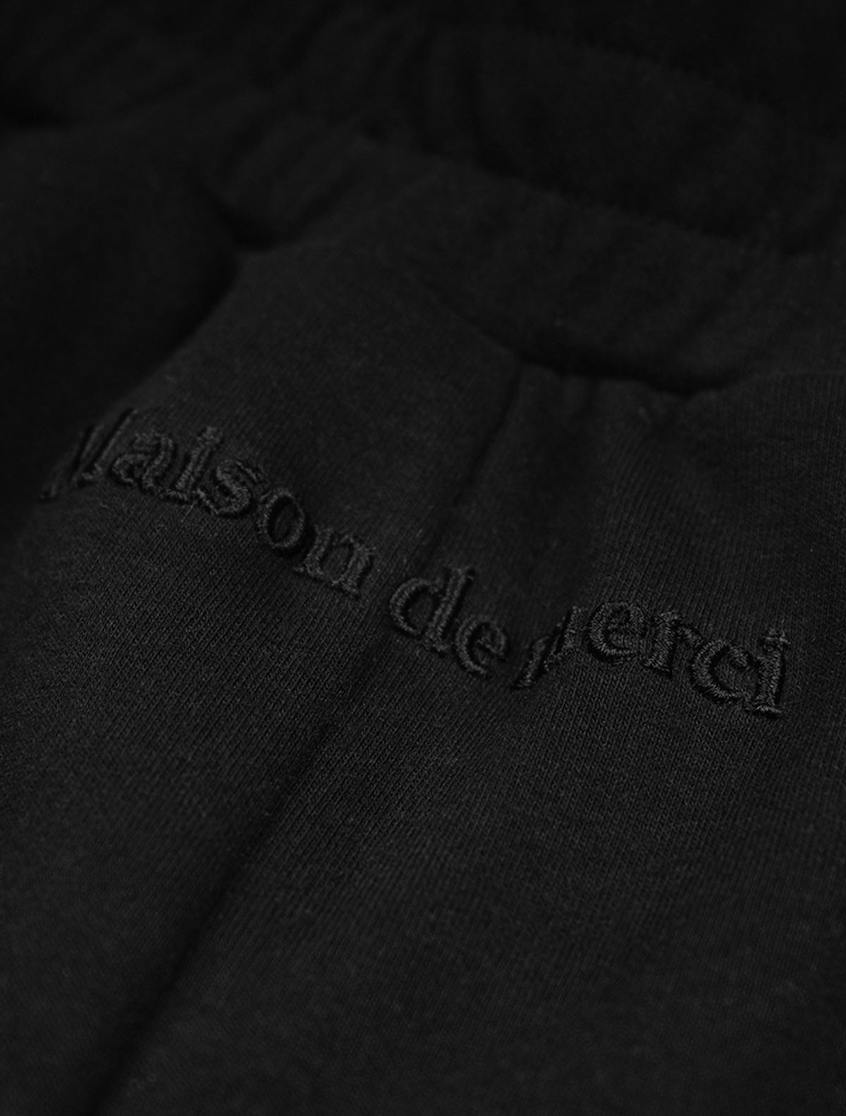 라 메종 스튜디오(LA MAISON STUDIO) UNISEX 원턱 메종 스웨트 팬츠 블랙(FCD1PT302M)