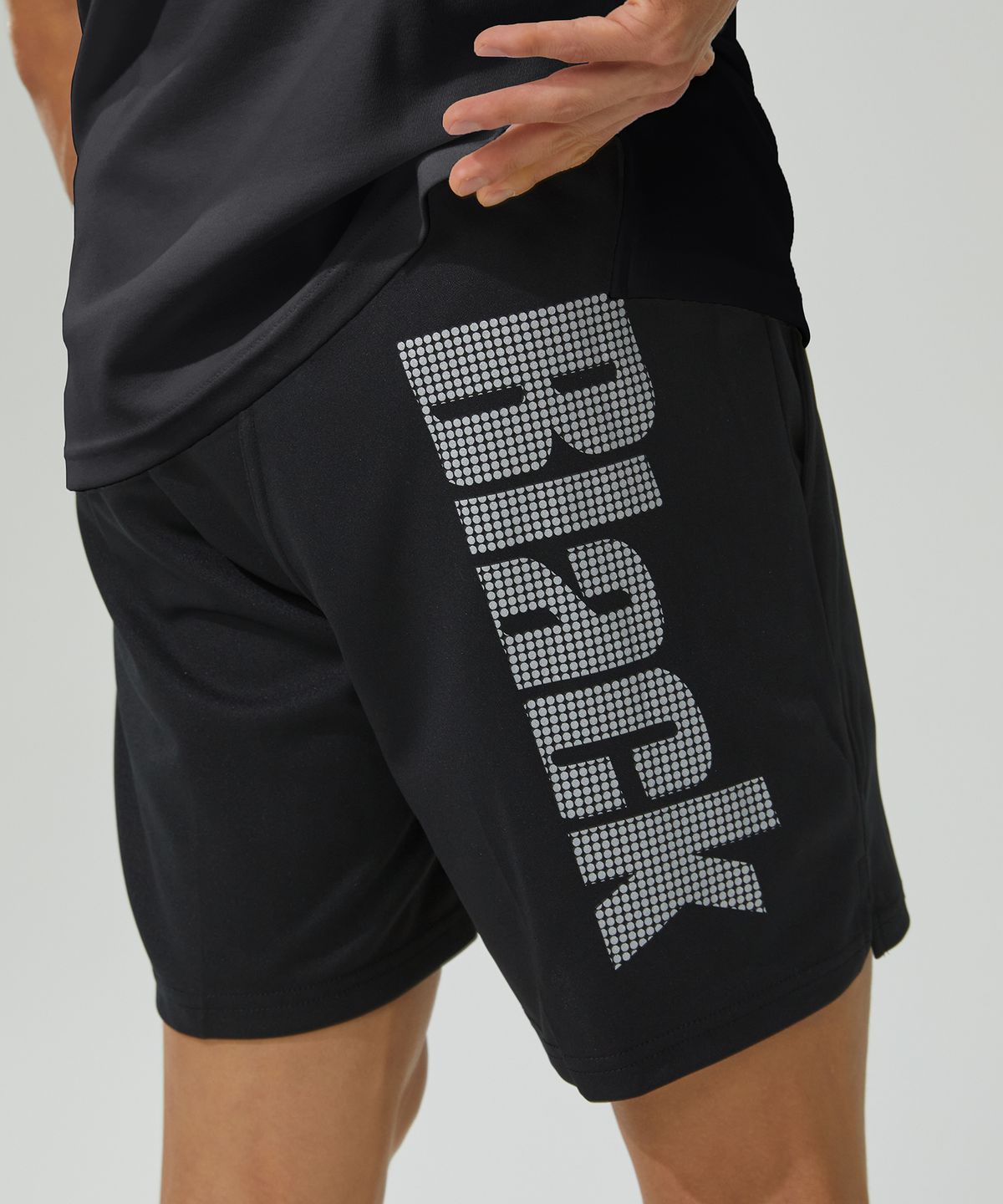 블랙몬스터핏(BLACK MONSTER FIT) 블랙 실버 레터링 니트 숏 팬츠 (BLACK) / BM190403