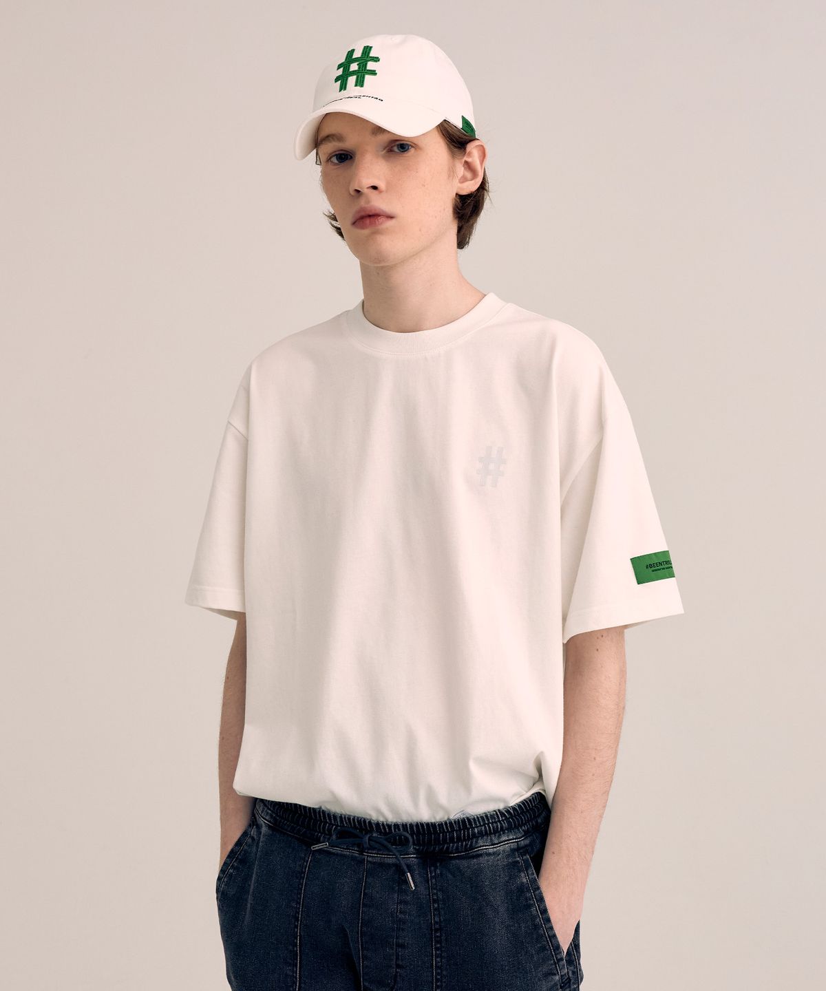 빈트릴(BEENTRILL) 그린 테이핑 해시태그 티셔츠(오프 화이트)