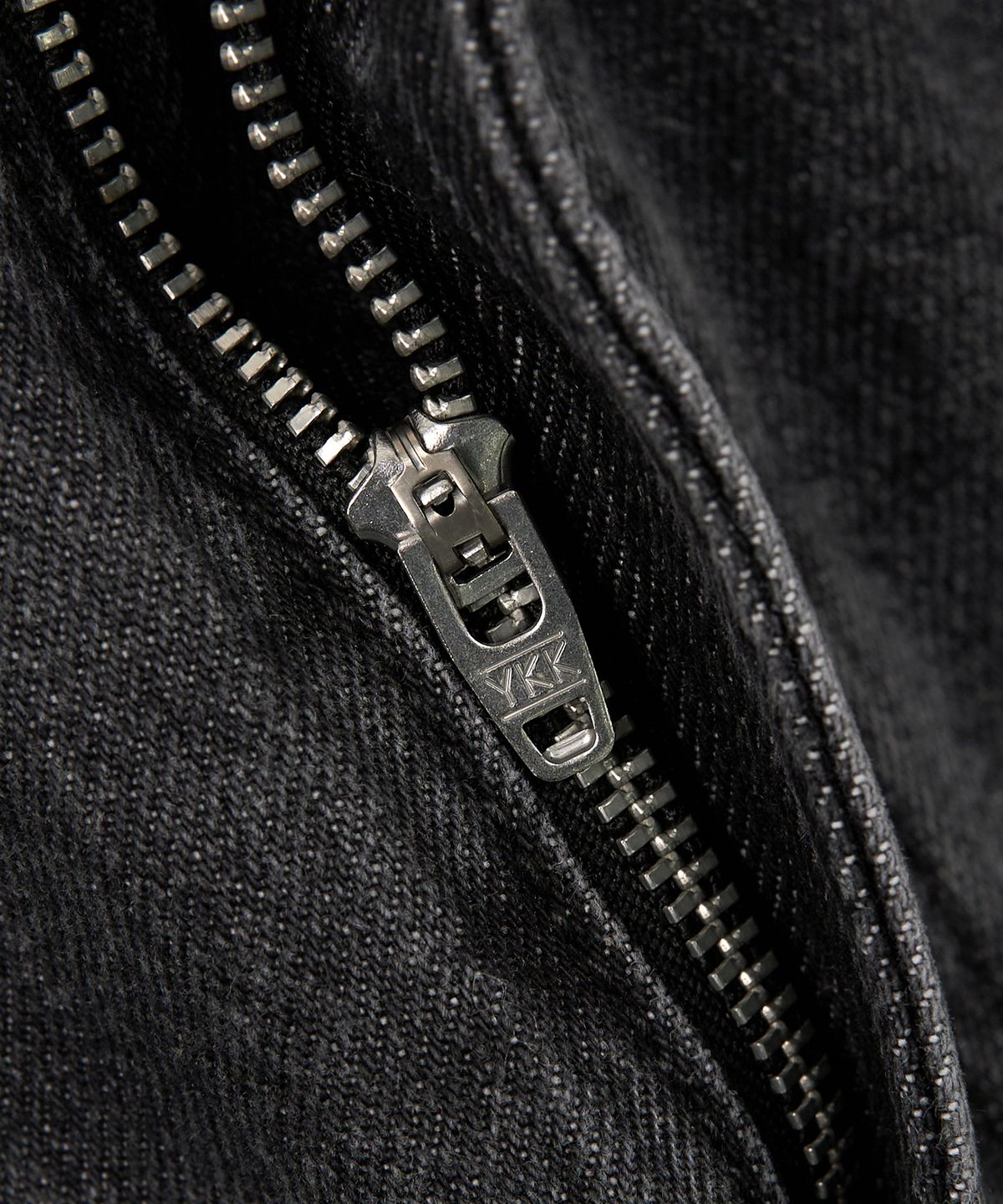 엑스컨테이너(EXCONTAINER) 컴포터블 데님 팬츠 (DARK GREY)