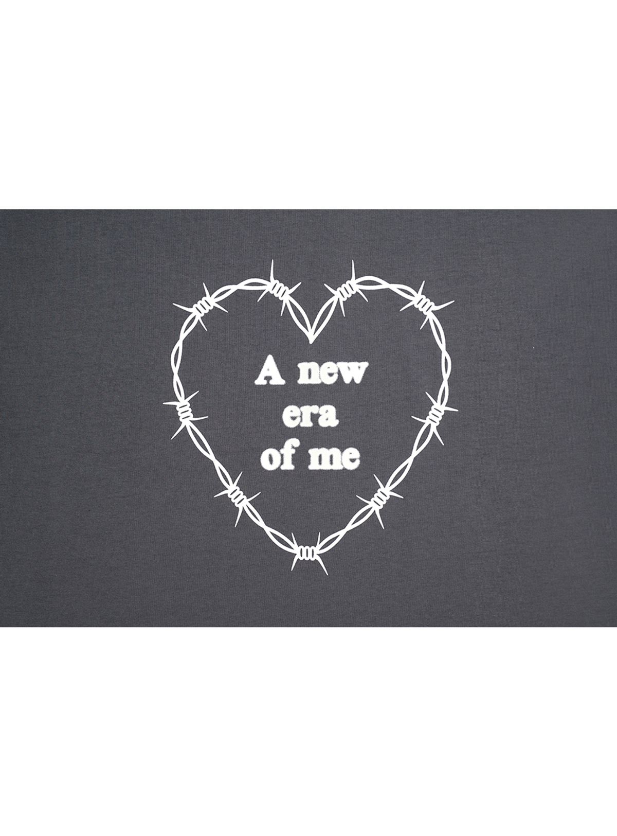 인터레스트(INTEREST) HEART WIRE SLOGAN OVERFIT TOP_CHACOAL