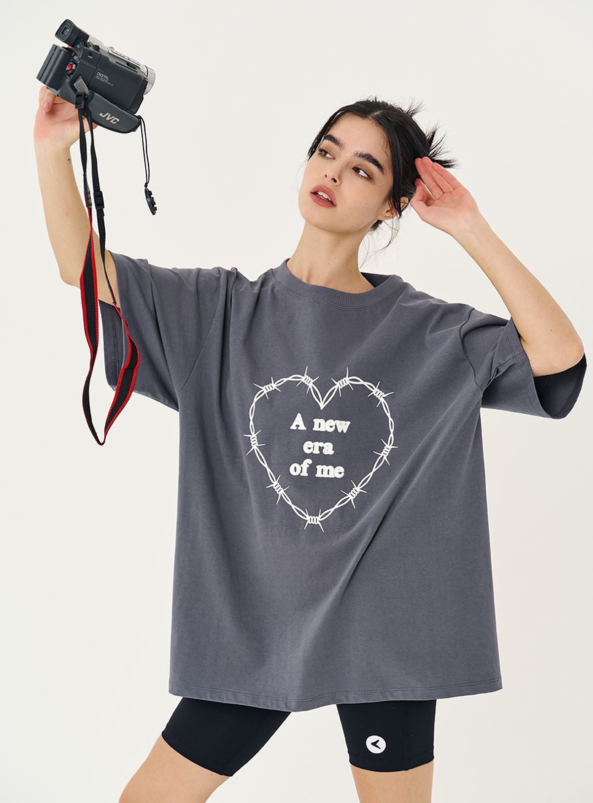 인터레스트(INTEREST) HEART WIRE SLOGAN OVERFIT TOP_CHACOAL
