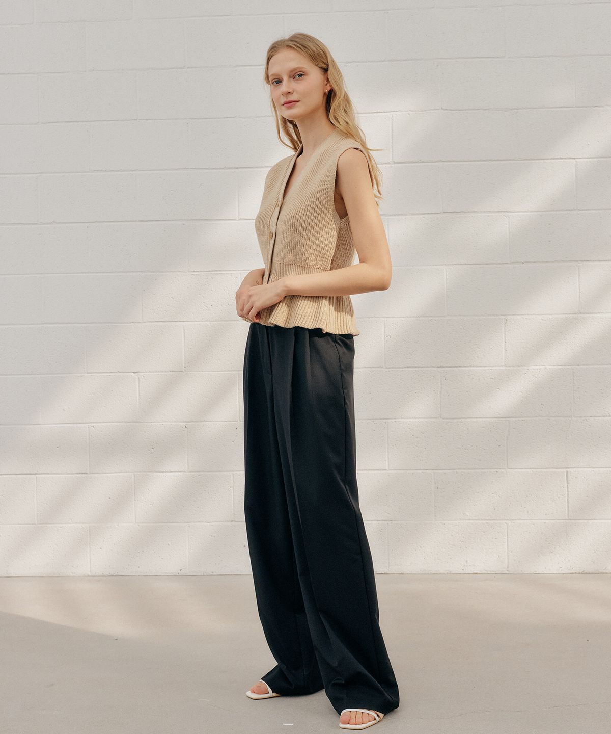 엽페(YUPPE) TUCKED LINE PANTS_BLACK