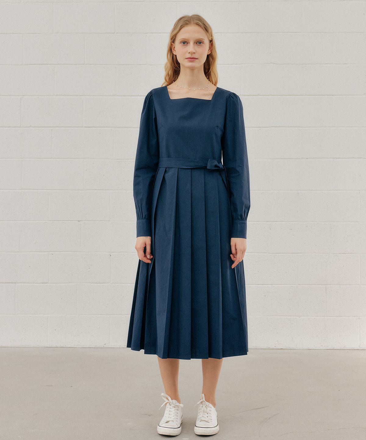 엽페(YUPPE) PLEATED SQUARE ONEPIECE_NAVY