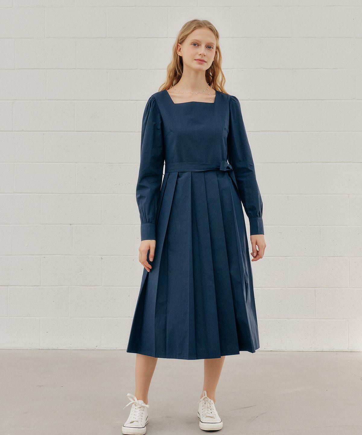 엽페(YUPPE) PLEATED SQUARE ONEPIECE_NAVY