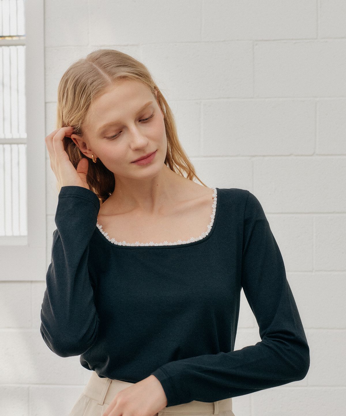 엽페(YUPPE) LACE ROUNE T-SHIRT_BLACK