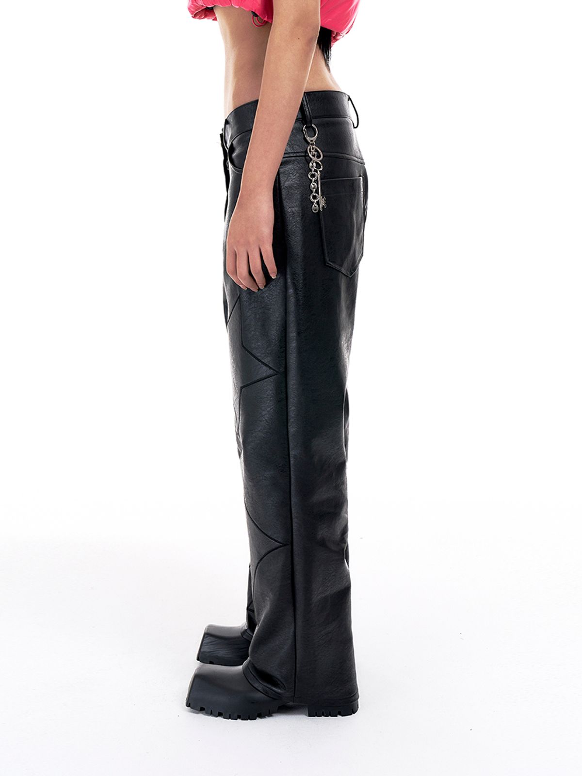 와이이이엘(YEEL) EMBROIDERY LEATHER PANTS BLACK
