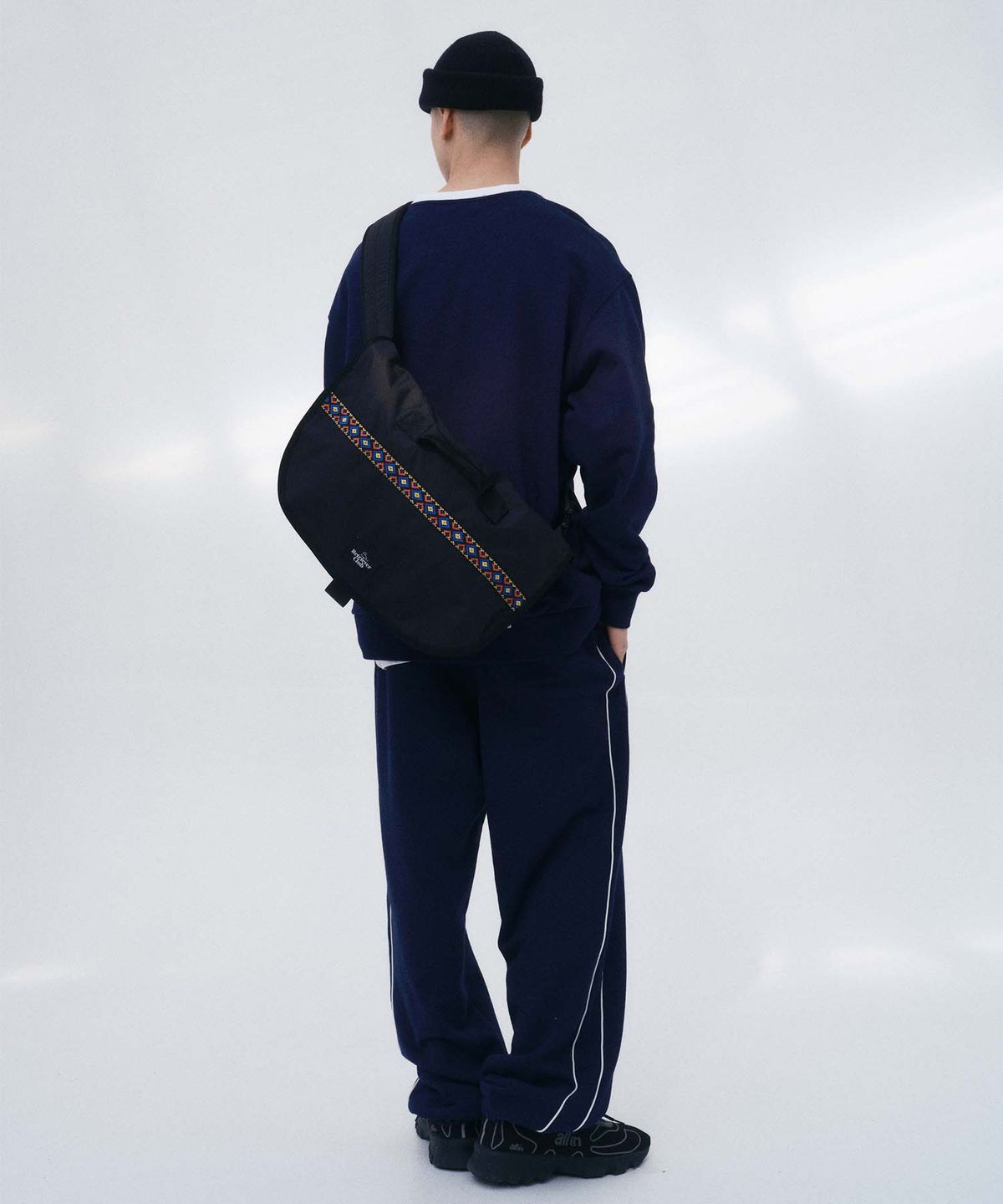 리트리버클럽(RETRIEVER CLUB) RC X FP AZTEC TRIBAL MESSENGER BAG [BLACK]