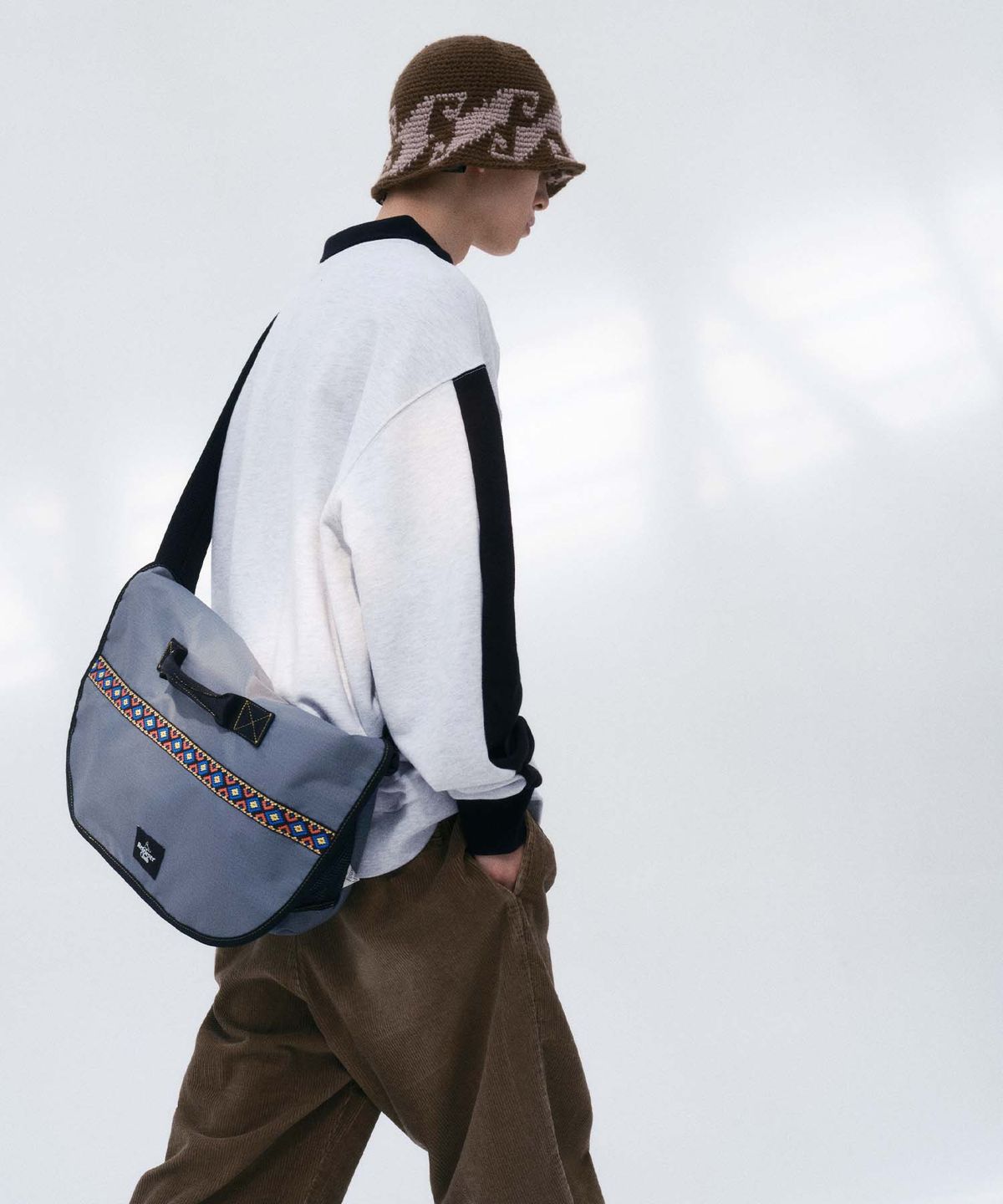리트리버클럽(RETRIEVER CLUB) RC X FP AZTEC TRIBAL MESSENGER BAG [GRAY]