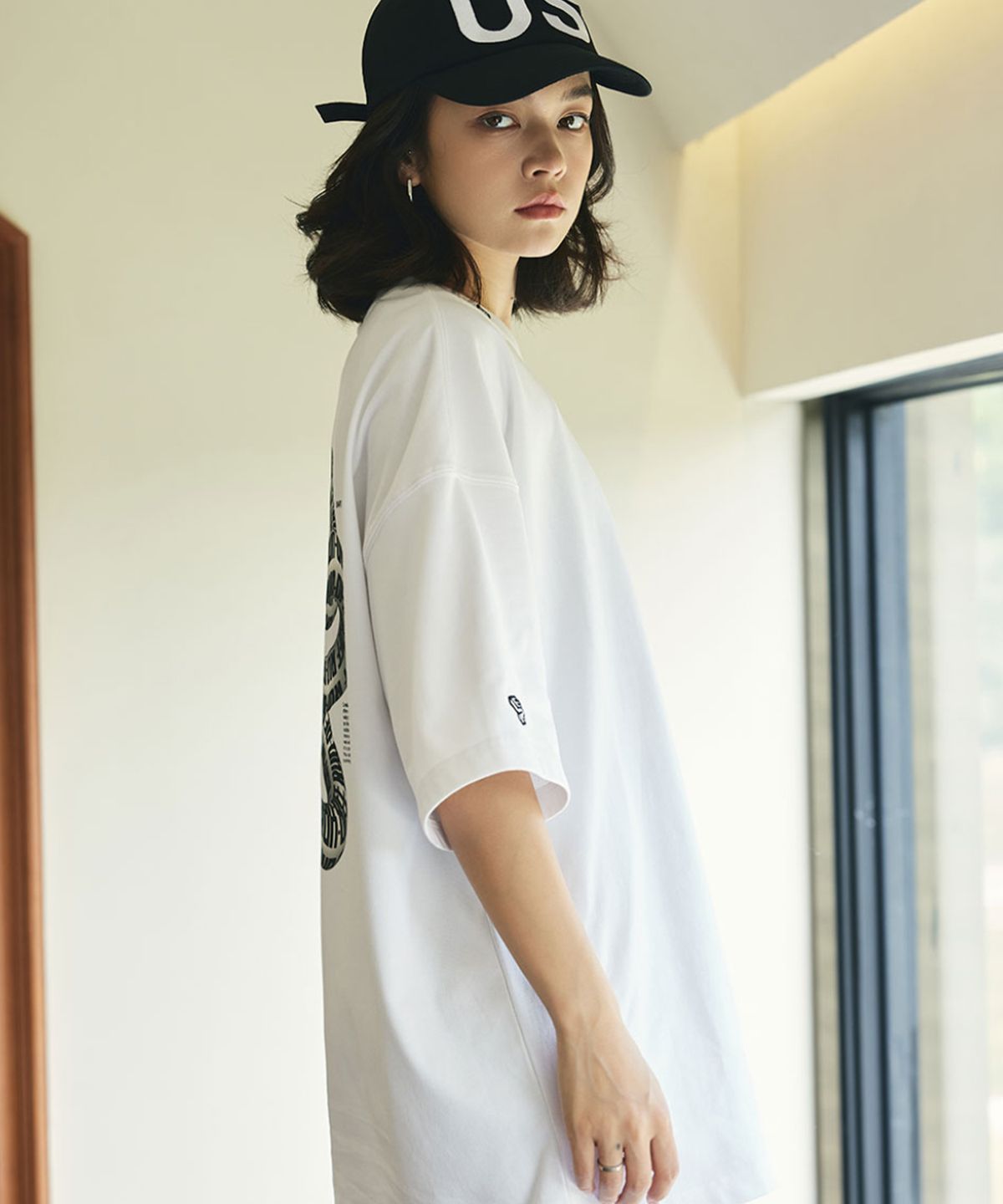 코랄리안(CORALIAN) 일립스 아트웍 면티셔츠 화이트