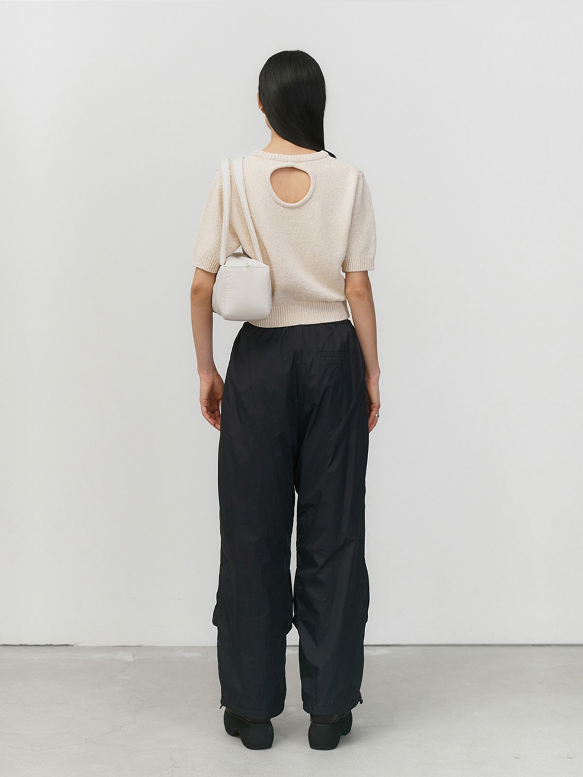 아모멘토(AMOMENTO) BACK CUT-OUT PULLOVER_BEIGE