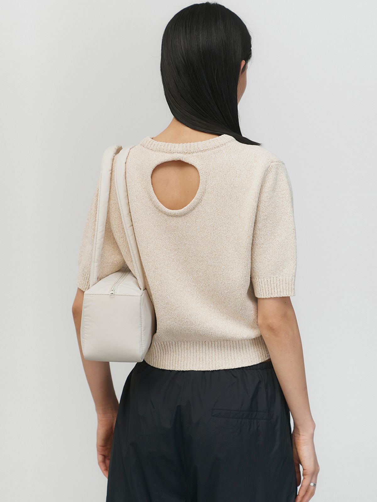 아모멘토(AMOMENTO) BACK CUT-OUT PULLOVER_BEIGE