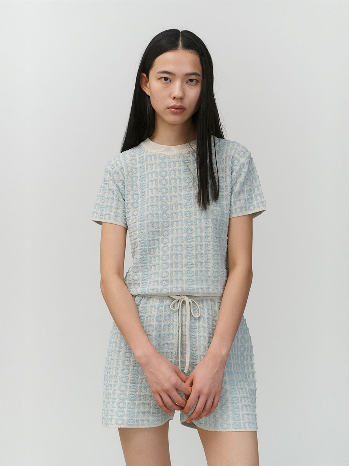 아모멘토(AMOMENTO) BOUCLE LOGO TOP_SKY BLUE