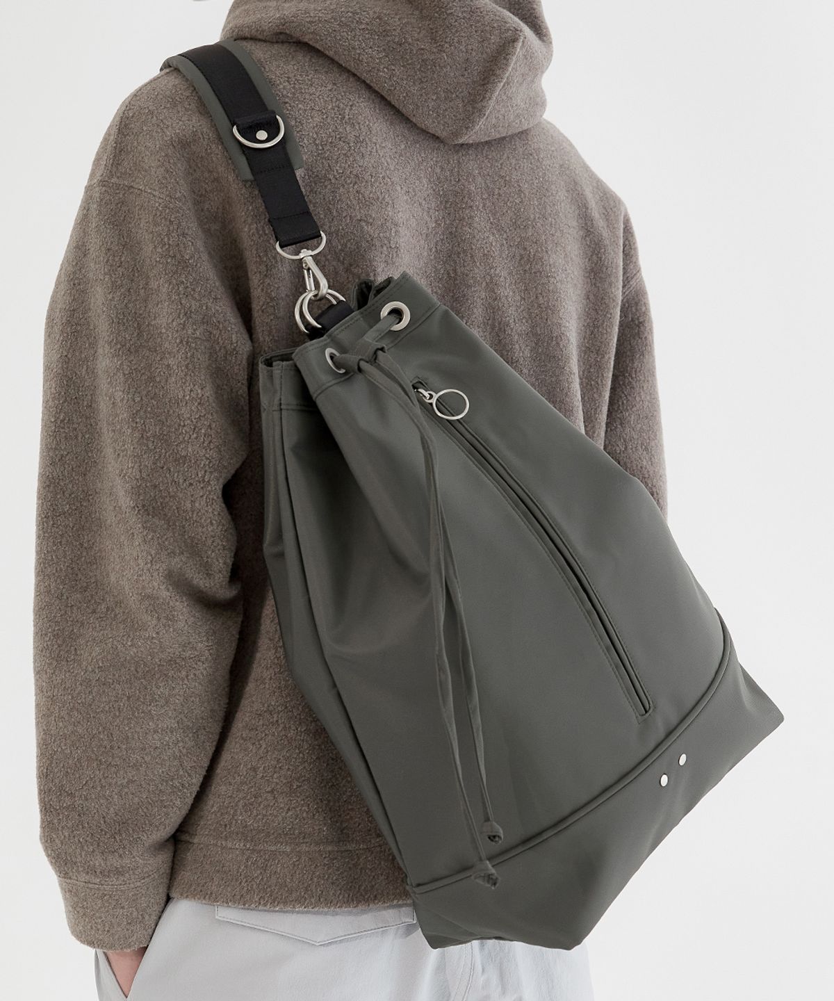 하이픈(HYPHEN) NYLON BUCKET SLING BAG (B003_KHAKI)