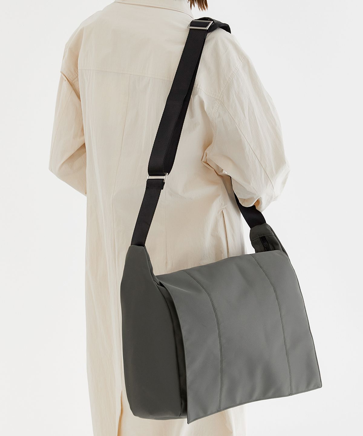 하이픈(HYPHEN) VERTICAL FLAP MESSENGER BAG (B005_KAHKI)