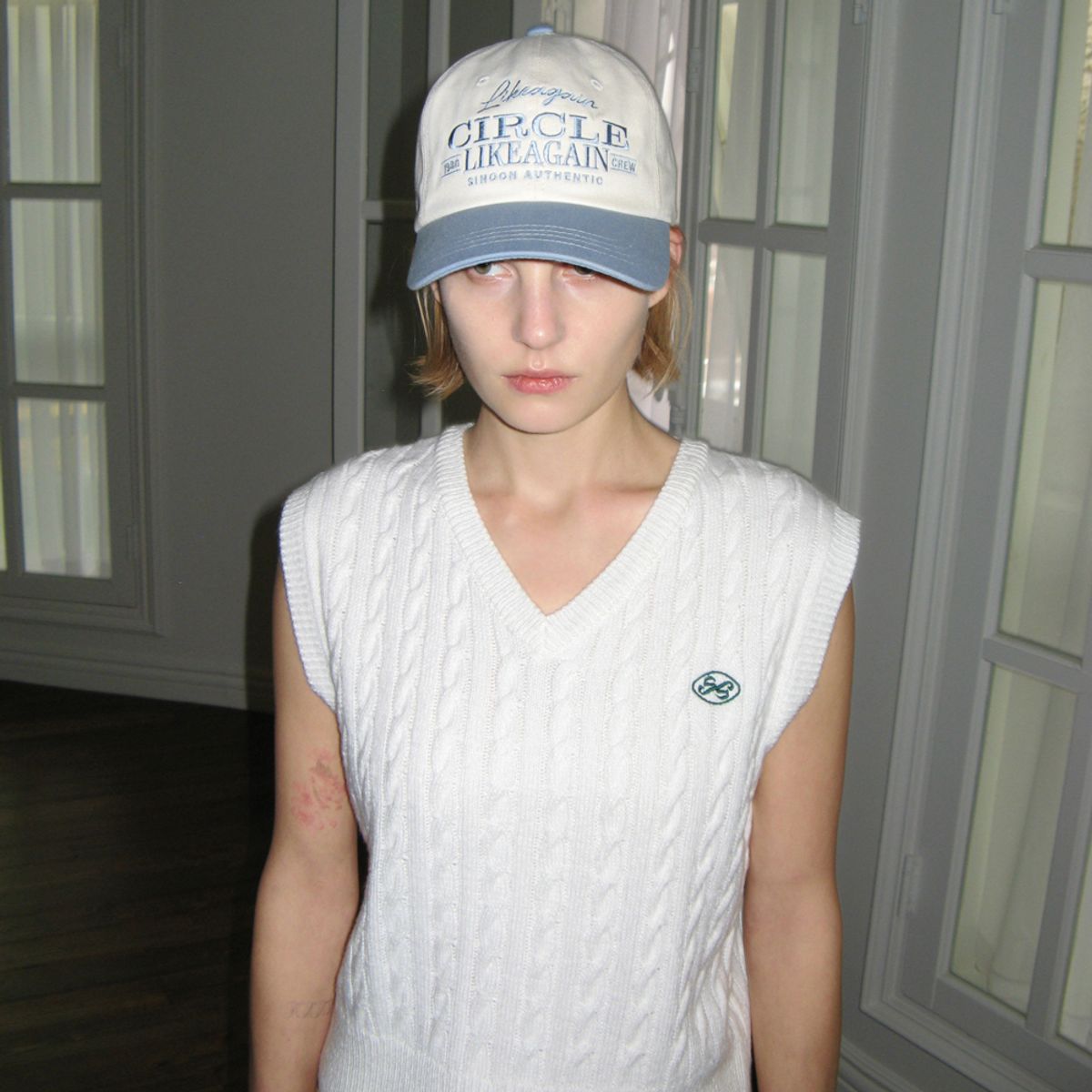 시눈(SINOON) FISHER SLIT CABLE KNIT VEST (WHITE)