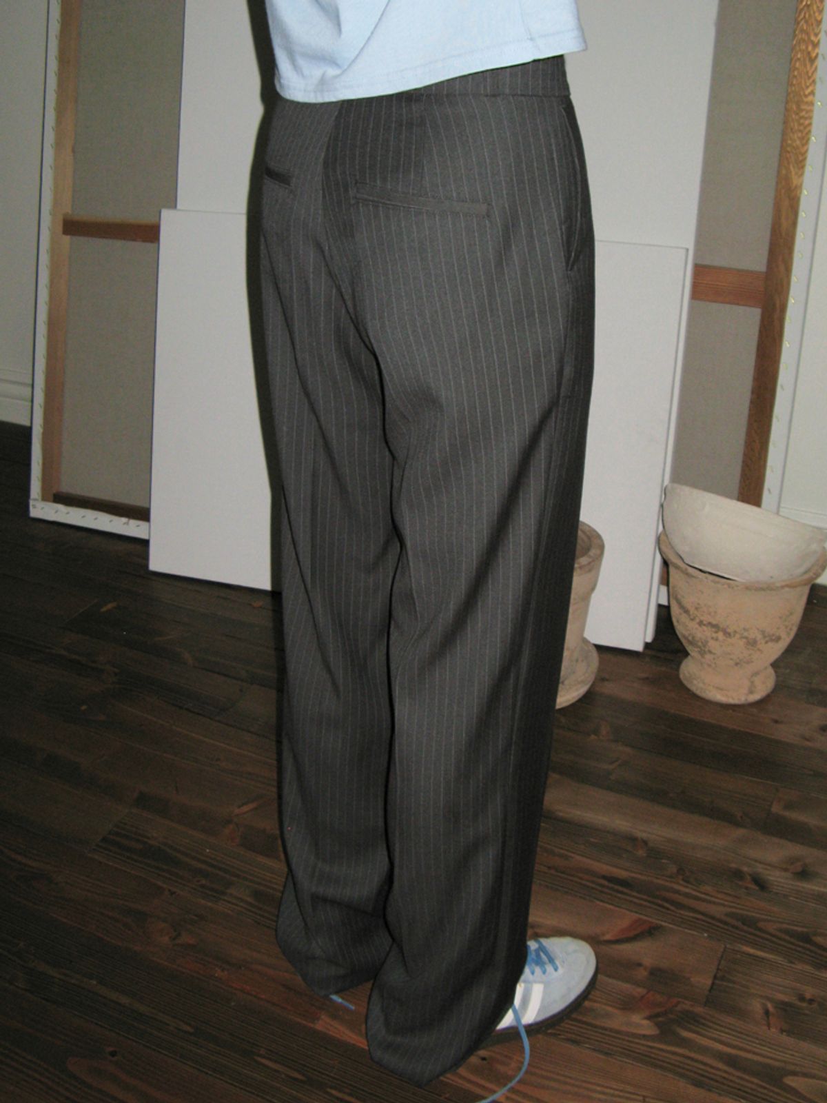 시눈(SINOON) HERRINGBONE STRIPE PANTS (CHARCOAL)