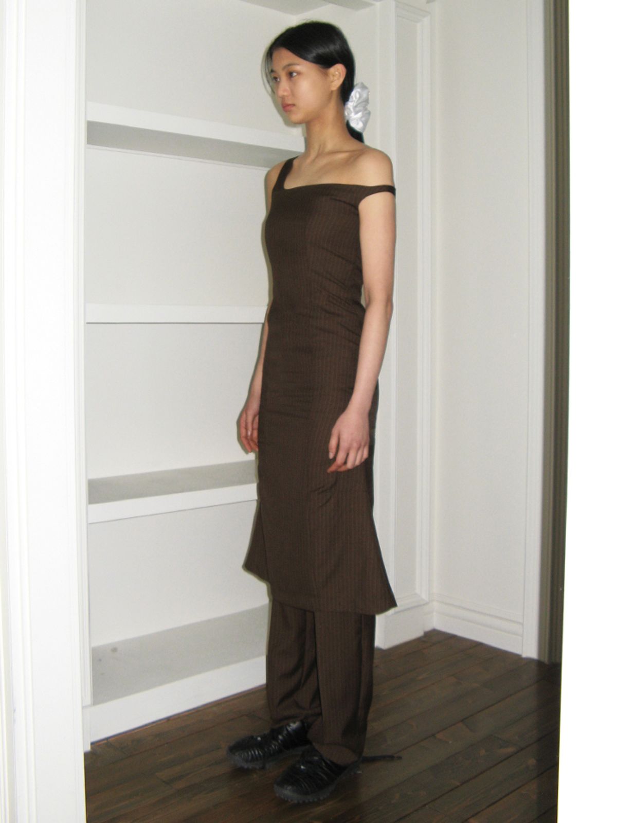 시눈(SINOON) UNBALANCE ONE-SHOULDER LONG DRESS (BROWN)