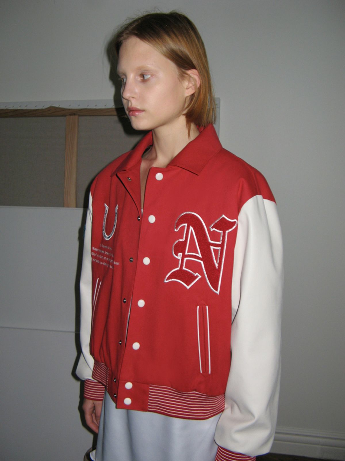 시눈(SINOON) LUCKY STAMP VARSITY JACKET (RED)