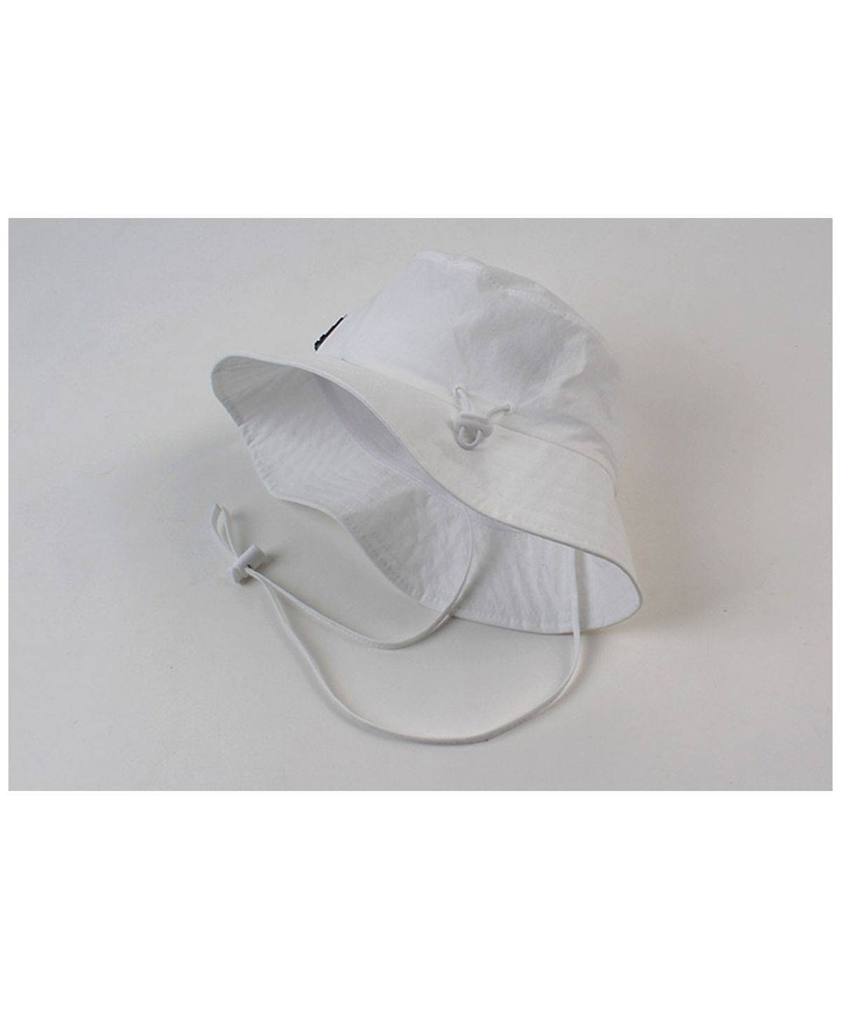 유니버셜 케미스트리(UNIVERSAL CHEMISTRY) String White Poly Bucket Hat 폴리버킷햇