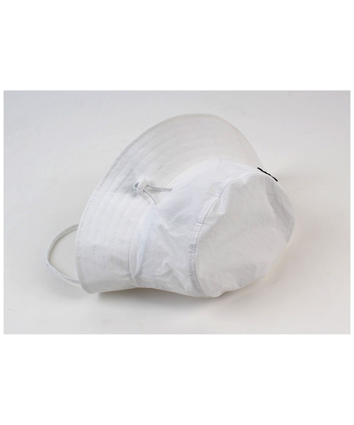 유니버셜 케미스트리(UNIVERSAL CHEMISTRY) String White Poly Bucket Hat 폴리버킷햇