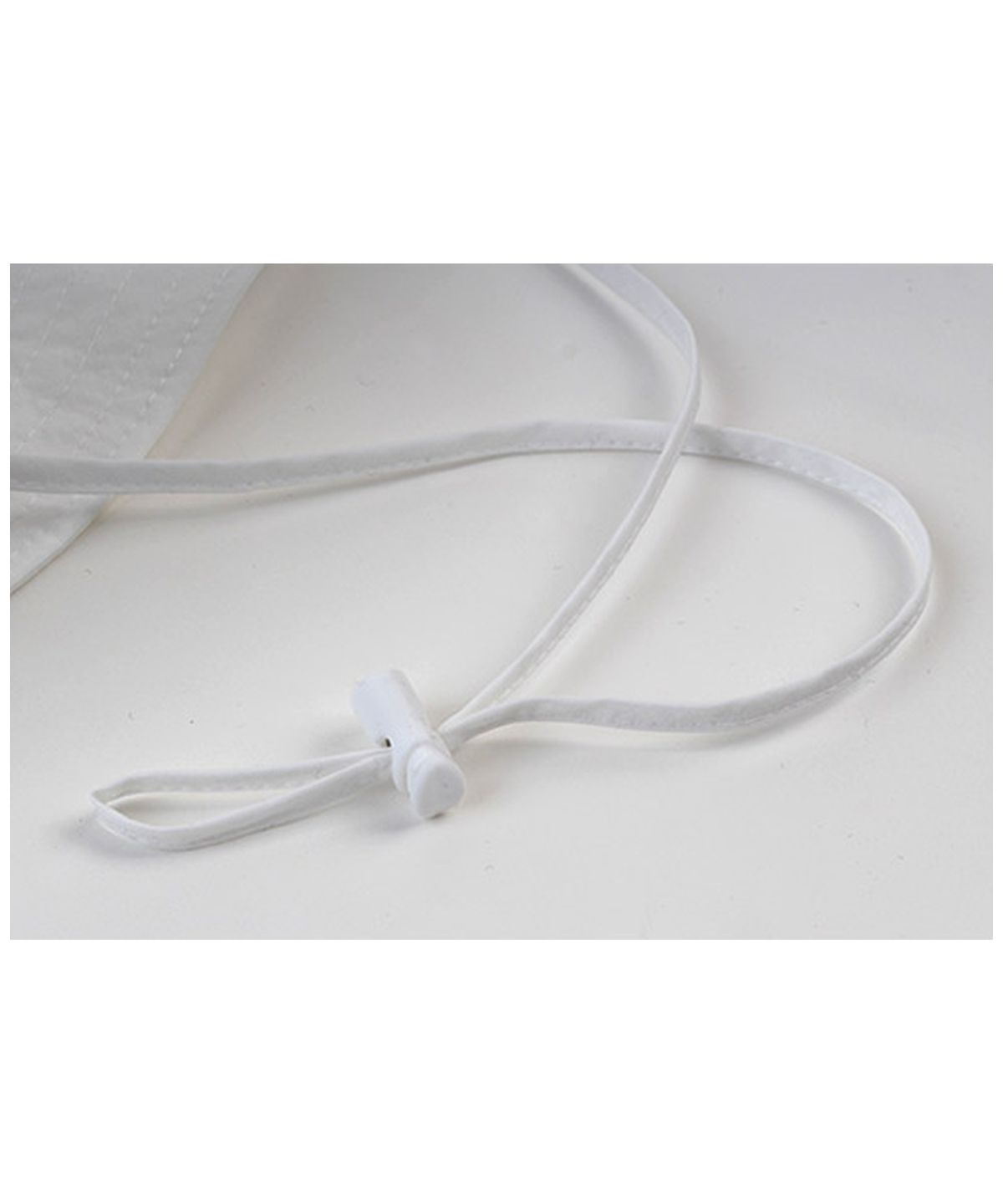 유니버셜 케미스트리(UNIVERSAL CHEMISTRY) String White Poly Bucket Hat 폴리버킷햇