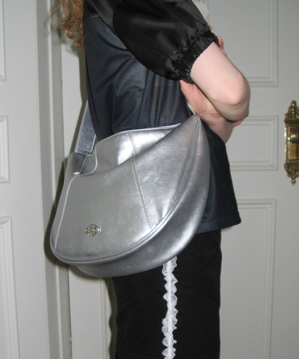 MUSINSA公式 | SINOON HALF MOON LEATHER HOBO BAG (SILVER)