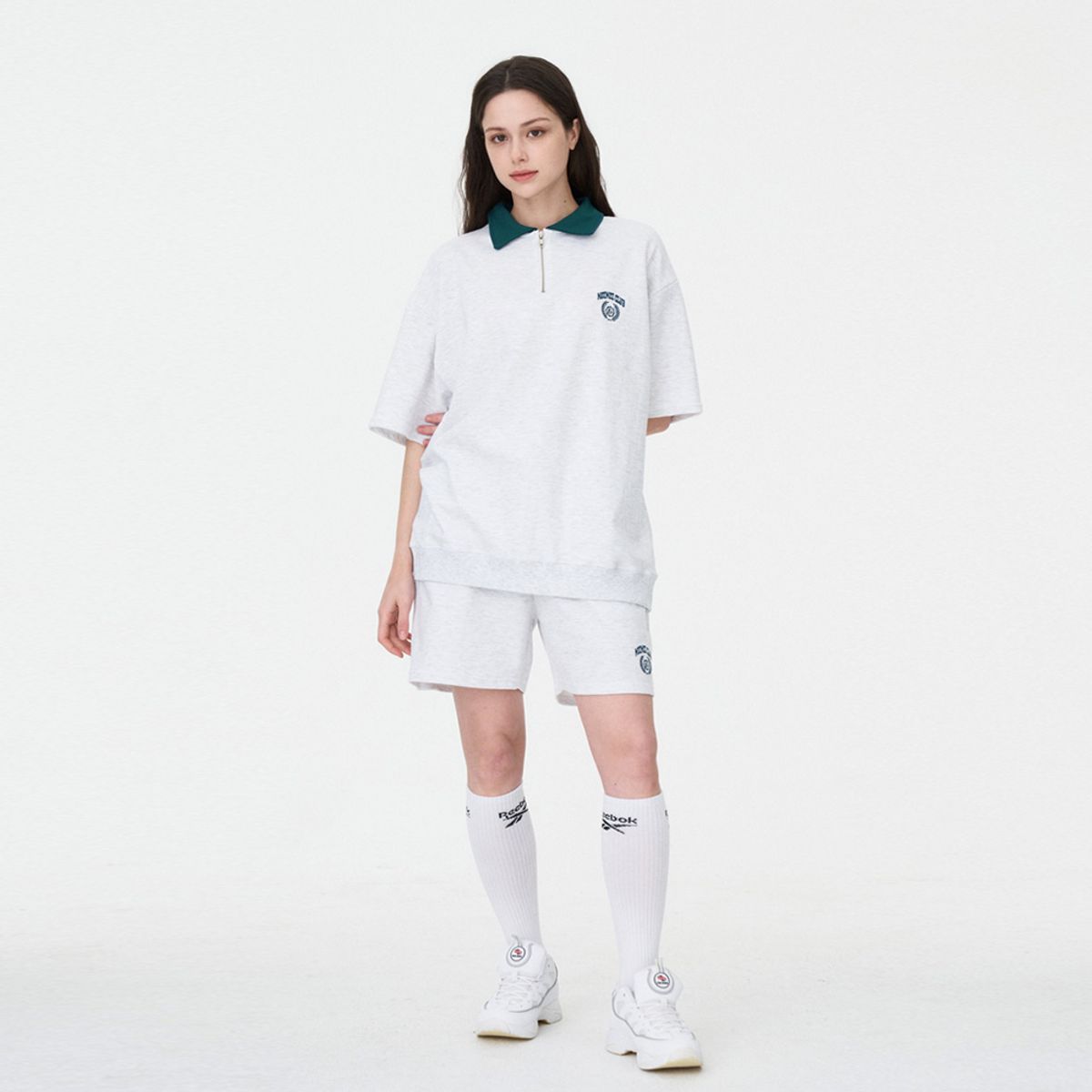 모즈모즈(MOZMOZ) 로럴 자수 카라 맨투맨 백메란지