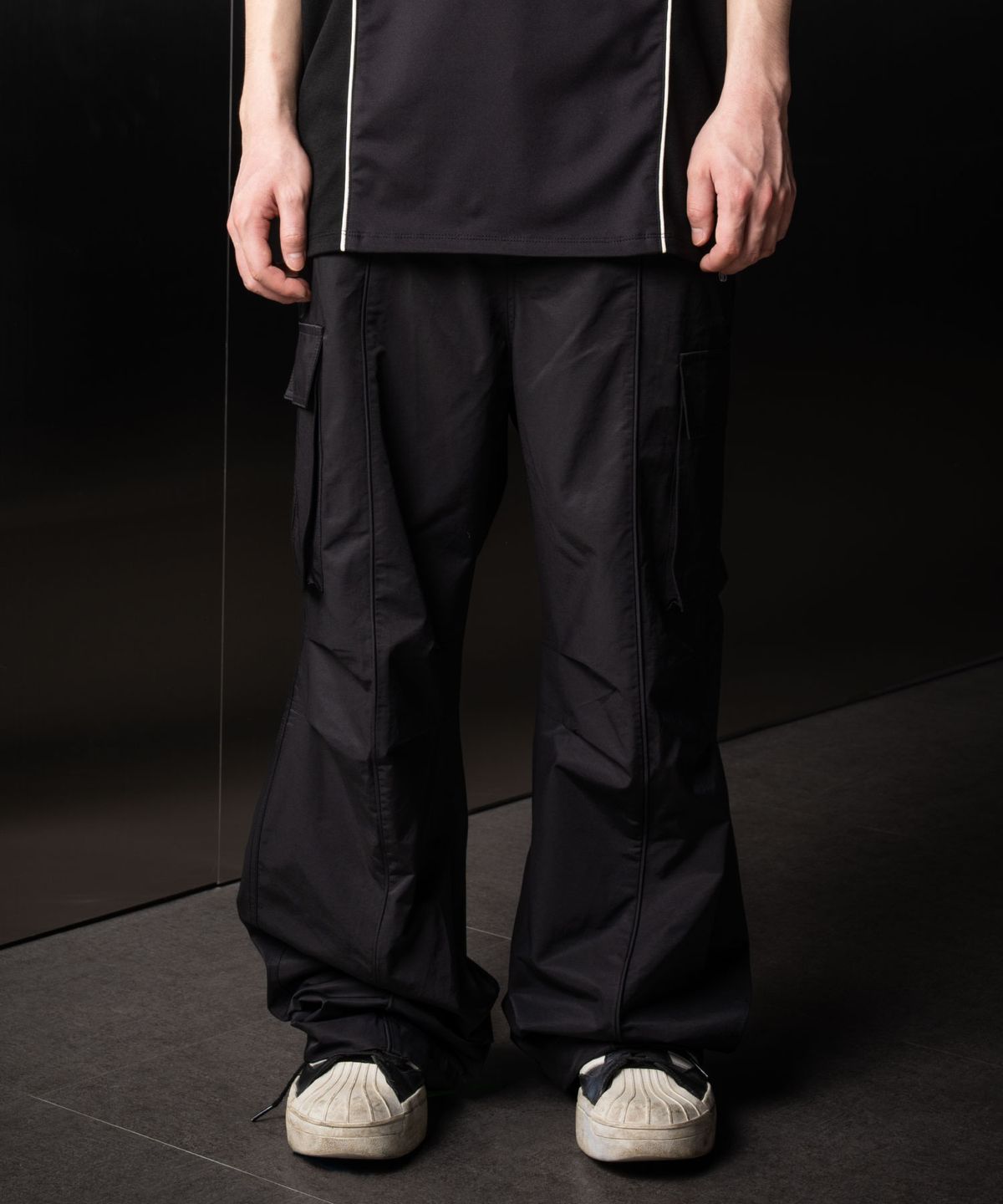 이우가마카라스(IUGAMAKARAS) Line Cargo Pants (Black)