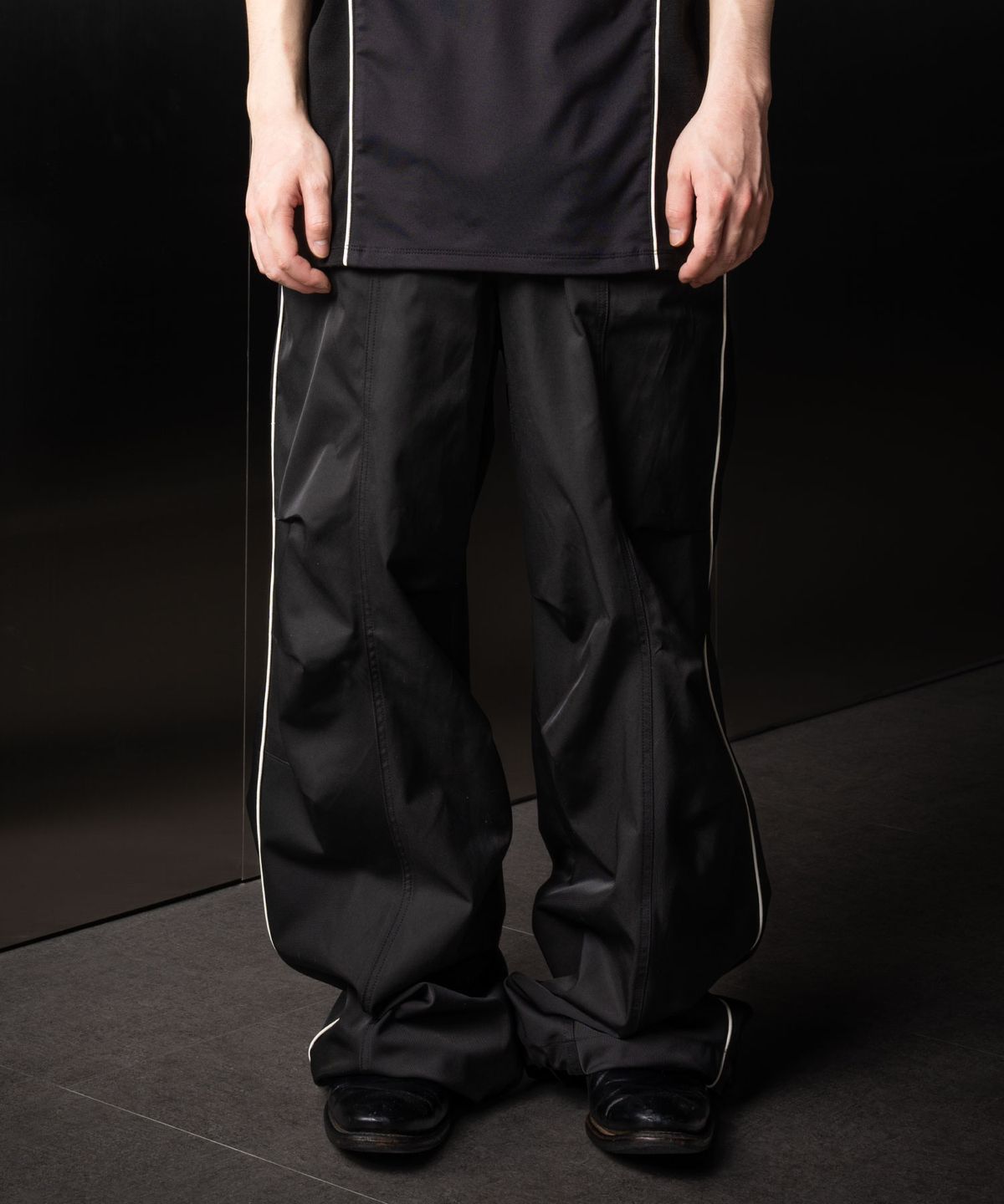 이우가마카라스(IUGAMAKARAS) Piping Pin-Tuck Pants (Black)